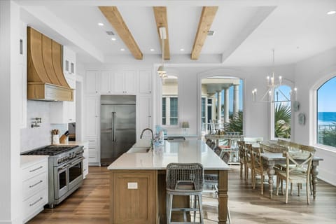 Kitchen with large island