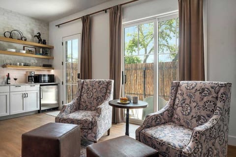 House, Multiple Beds, Patio (403 W Austin - Combo) | Living area