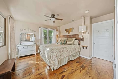 House, 1 King Bed, Hot Tub, City View (409 W San - Ellianna) | 1 bedroom, individually decorated, individually furnished, bed sheets