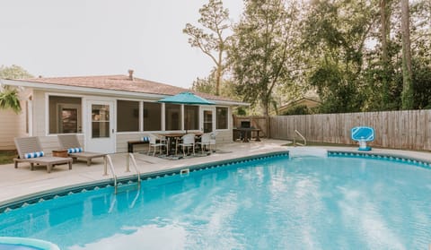 Shadowlawn - with large in ground pool and in the Golf Cart District 