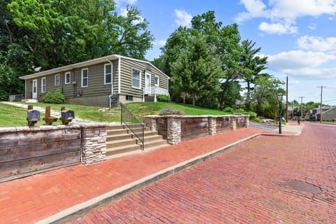 Street View/Historic Cobblestone