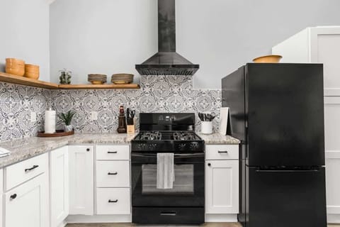 A fully equipped kitchen, ready to meet all your culinary needs with modern amenities and tools.