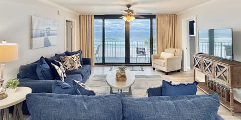 Beachfront, Third Floor, 3 BD/ 3 BA,  2 Master Suites, Large Balcony! Sleeps 10