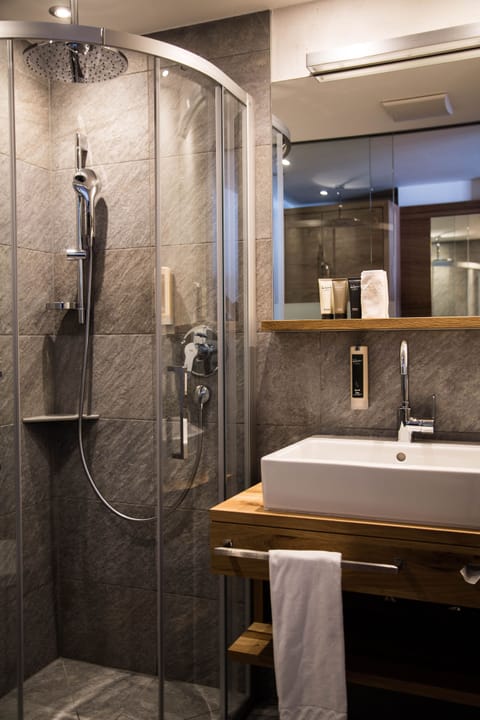 Deluxe Suite | Bathroom | Shower, rainfall showerhead, free toiletries, hair dryer