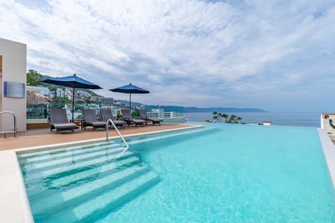 Roof top infinity pool.