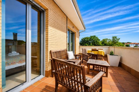 Property building,Balcony/Terrace,Dining area