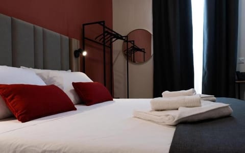 Desk, soundproofing, free WiFi, bed sheets