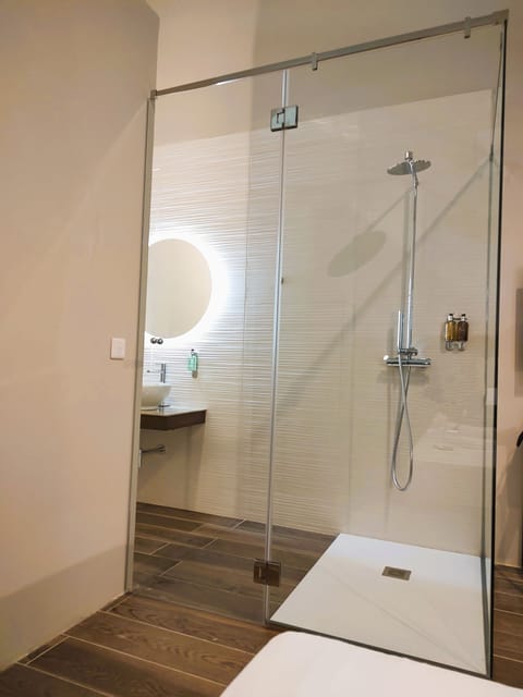 Superior Room, Balcony | Bathroom | Shower, towels, soap, shampoo