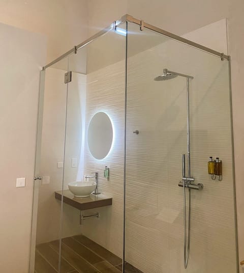 Superior Room | Bathroom | Shower, towels, soap, shampoo