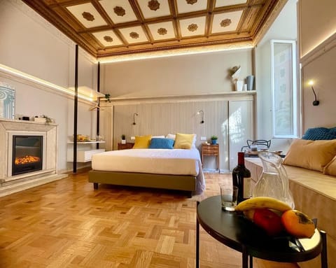 Executive Apartment | Frette Italian sheets, premium bedding, down comforters, in-room safe
