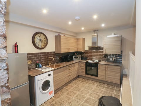 Cottage | Private kitchen | Fridge, dishwasher, electric kettle, toaster