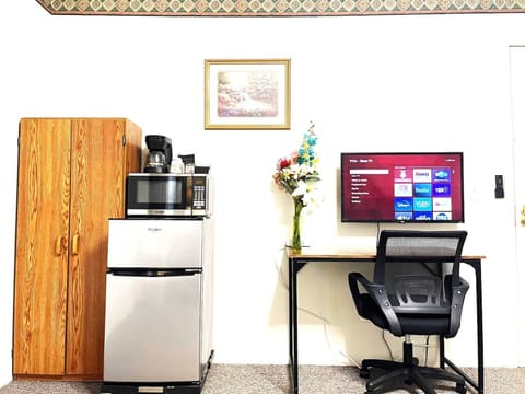 Wardrobe, Refrigerator, Freezer, Microwave, Coffe Maker, Roku TV