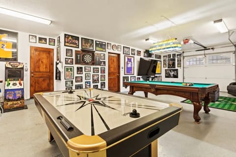 Game Room. 85" TV, Pool, Ping Pong, Air Hockey, Darts, Arcades, Basketball.