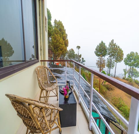 Elite Cottage | Premium bedding, desk, soundproofing, rollaway beds