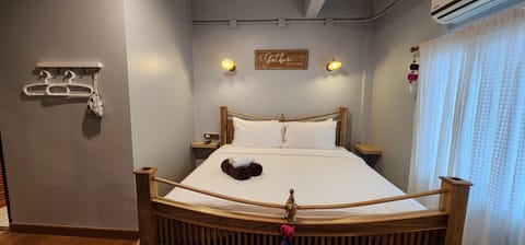 Laptop workspace, free WiFi, bed sheets