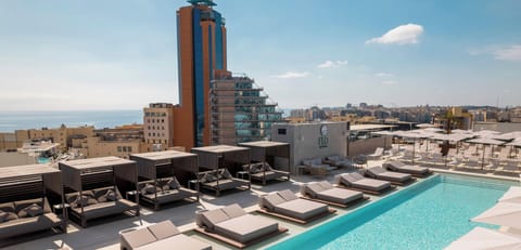 Seasonal outdoor pool, pool umbrellas, sun loungers