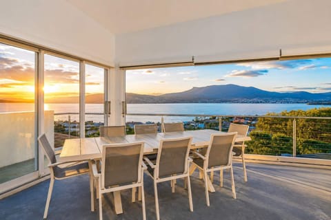 Rachel l(3 years on Airbnb)
Rating, 5 stars,·
2 weeks ago
I don't think you could find a better place for an extended family of 12 to explore Hobart and it's surrounds! The location is superb, the view was absolutely spectacular .