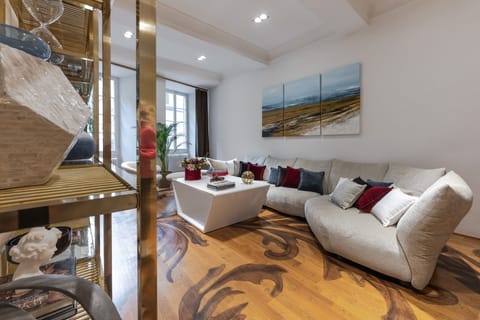 Dining & living room with windows that overlook Via Maggio and the Pitti Palace