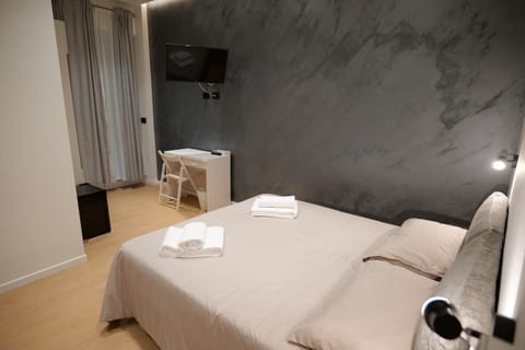 Deluxe Room, 1 Bedroom, Ensuite | 1 bedroom, in-room safe, desk, laptop workspace