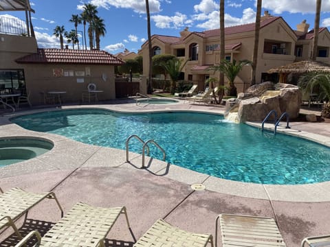Pool & Jacuzzi 