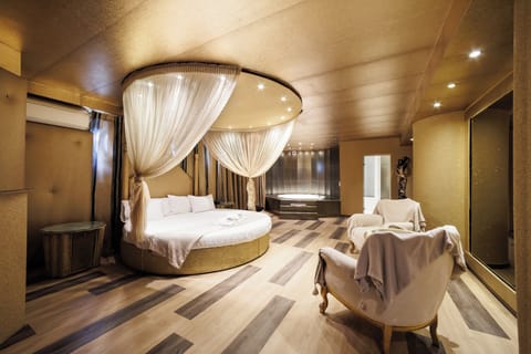 Presidential Suite, Hot Tub | Blackout drapes, soundproofing, iron/ironing board, free WiFi