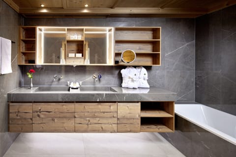 Deluxe Double Room, Balcony, Mountain View (Zwölfer) | Bathroom | Hair dryer, bathrobes, towels