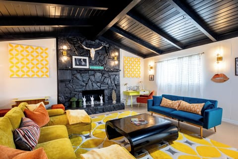 Spacious Casita that includes workspace, smart TV, stereo w/Bluetooth connectivity & 8-Tracks!