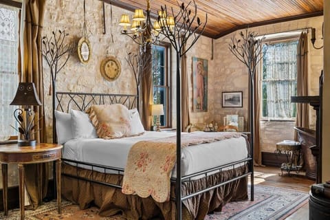 This enchanting one-bedroom suite with lofty ceilings and a captivating interior creates an idyllic setting for a romantic retreat.