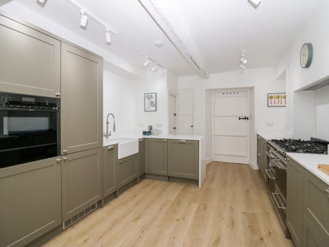 Cottage | Private kitchen | Fridge, dishwasher, electric kettle, toaster