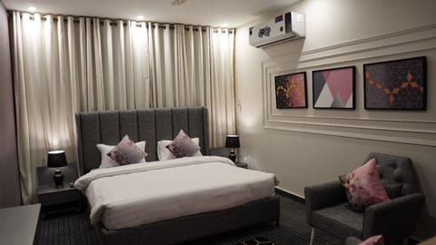 Executive Suite | 1 bedroom, premium bedding, minibar, soundproofing