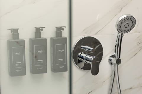 Executive Suite with Outdoor Jetted Tub | Bathroom | Shower, rainfall showerhead, designer toiletries, hair dryer