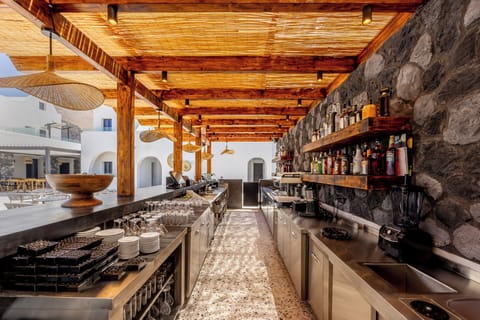 2 bars/lounges, poolside bar, beach bar