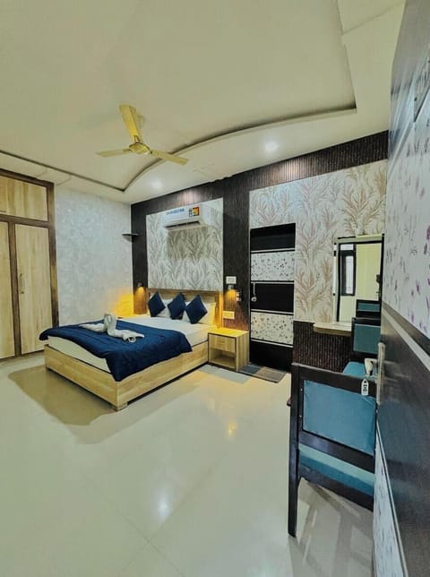 Deluxe Room | Memory foam beds, desk