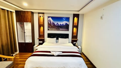 Deluxe Double Room | Premium bedding, pillowtop beds, minibar, desk