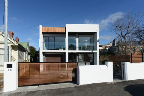 The access from the road, the apartment is ground floor.