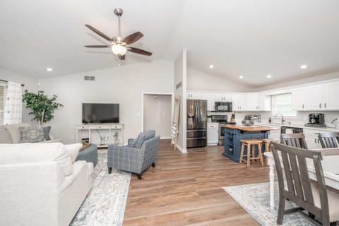 House, Multiple Beds, Hot Tub, Garden View (Crittenden Ark Haven) | Living area | 42-inch flat-screen TV with digital channels