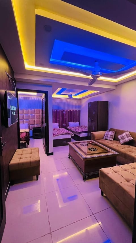 Executive Suite | Desk, free WiFi
