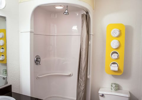 Combined shower/tub, hydromassage showerhead, towels
