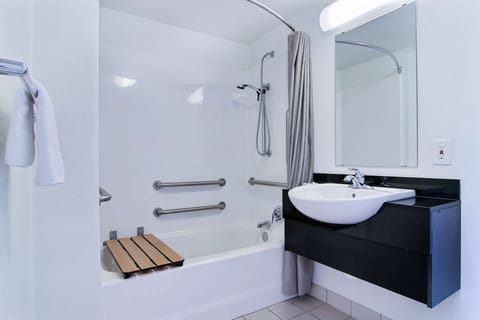 Combined shower/tub, towels