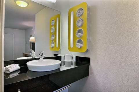 Combined shower/tub, towels