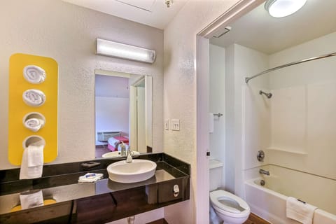 Combined shower/tub, towels