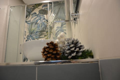 Comfort Triple Room | Bathroom | Shower, rainfall showerhead, hair dryer, towels