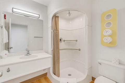 Deluxe Room, 1 Double Bed, Hearing Accessible, Non Smoking | Bathroom | Combined shower/tub, towels