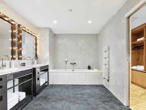 Presidential Suite, Multiple Beds | Bathroom | Shower, rainfall showerhead, free toiletries, hair dryer