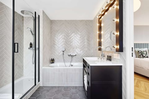 Shower, rainfall showerhead, free toiletries, hair dryer