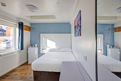 Standard Studio, 1 Double Bed | Desk, iron/ironing board, bed sheets