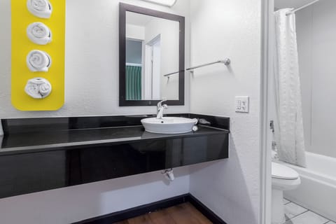 Combined shower/tub, towels