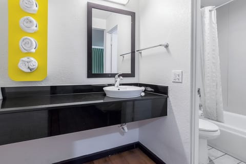 Combined shower/tub, towels