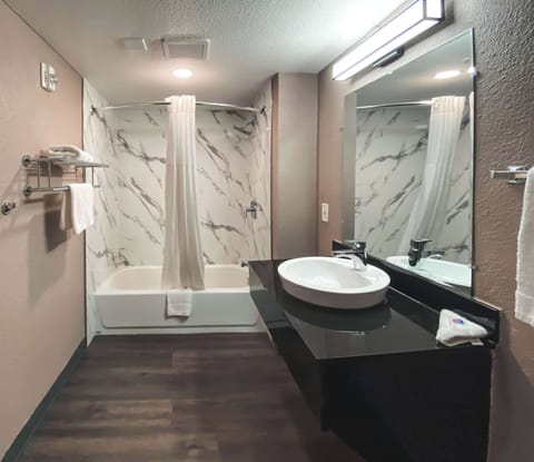 Combined shower/tub, towels