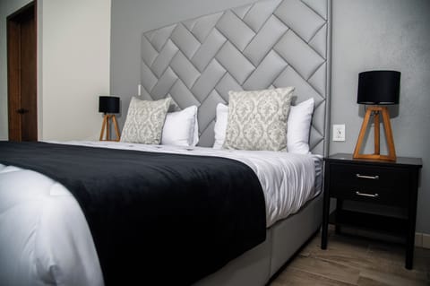 Deluxe Room | Premium bedding, down comforters, Select Comfort beds, free WiFi